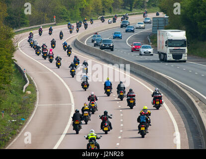 Shifnal, UK. 30. April 2017. Tausende von Bikern nahmen an der Midlands Air Ambulance Wohltätigkeitsorganisation Bike4Life Ride Out heute auf die M54 in Shropshire. Die jährliche Veranstaltung sah 3.500 Fahrräder 23 Meilen von Shrewsbury nach RAF Cosford Reisen. © John Hayward/Alamy Live-Nachrichten Stockfoto