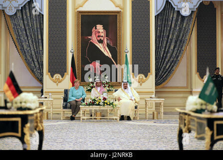 Jeddah, Saudi-Arabien. 30. April 2017. Deutsche Bundeskanzlerin Angela Merkel (CDU) im Palazzo sitzen neben dem König von Saudi-Arabien, Salman bin Abdulaziz Al Saud (r) in Jeddah, Saudi Arabien, 30. April 2017. Foto: Kay Nietfeld/Dpa/Alamy Live News Stockfoto