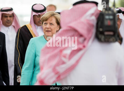 Jeddah, Saudi-Arabien. 30. April 2017. Deutsche Bundeskanzlerin Angela Merkel (CDU) wird am königlichen Terminal des Flughafens in Jeddah, Saudi Arabien, 30. April 2017 empfangen. Foto: Kay Nietfeld/Dpa/Alamy Live News Stockfoto