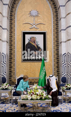 Jeddah, Saudi-Arabien. 30. April 2017. Deutsche Bundeskanzlerin Angela Merkel (CDU) wird durch den Gouverneur von Mekka, Prinz Khaled bin Feisal, am königlichen Terminal des Flughafens in Jeddah, Saudi Arabien, 30. April 2017 begrüßt. Foto: Kay Nietfeld/Dpa/Alamy Live News Stockfoto