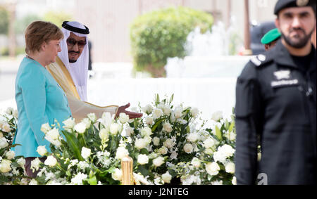 Jeddah, Saudi-Arabien. 30. April 2017. Deutsche Bundeskanzlerin Angela Merkel (CDU) ist mit militärischen Ehren durch den König von Saudi-Arabien, Salman bin Abdulaziz (l) in Jeddah, Saudi Arabien, 30. April 2017 begrüßt. Foto: Kay Nietfeld/Dpa/Alamy Live News Stockfoto