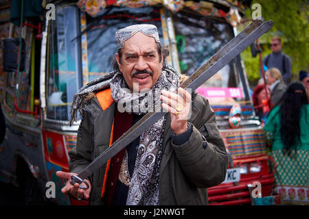 Yorkshire, Vereinigtes Königreich. 30. April 2017. Konsulat Pakistan beteiligen sich die Werbekarawane die dritte Tour de Yorkshire-Radrennen. Bildnachweis: Matt Smith/Alamy Live-Nachrichten Stockfoto