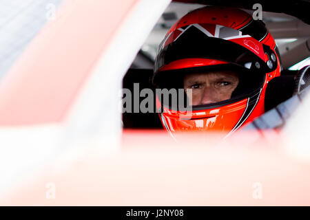 Corby, Northamptonshire, UK. 30. April 2017. Britische GT Rennfahrer Lee Mowle und AMDtuning.com mit Cobra erschöpft vor der British GT Championship auf dem Rockingham Motor Speedway (Foto: Gergo Toth / Alamy Live News) Stockfoto