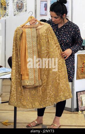 Islamabad, Pakistan. 30. April 2017. Eine Frau schaut Kleider am letzten Tag der Fashion Expo 2017 in Islamabad, der Hauptstadt von Pakistan, am 30. April 2017. Über 100 Aussteller nahmen während der zweitägigen Fashion Expo, ihrer Marke zu steigern. Bildnachweis: Saadia Seher/Xinhua/Alamy Live-Nachrichten Stockfoto
