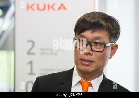 Hannover, Deutschland. 25. April 2017. Paul Fang, CEO der das Midea-Gruppe besucht den Messestand der Roboterhersteller Kuka auf der Hannovermesse ("Hannover Messe") auf dem Messegelände in Hannover, 25. April 2017. Foto: Silas Stein/Dpa/Alamy Live News Stockfoto