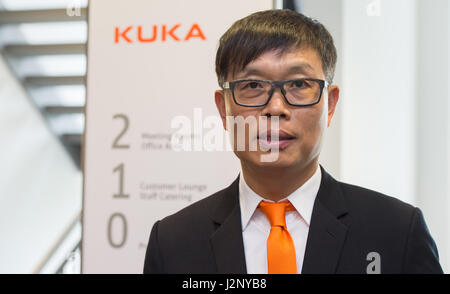 Hannover, Deutschland. 25. April 2017. Paul Fang, CEO der das Midea-Gruppe besucht den Messestand der Roboterhersteller Kuka auf der Hannovermesse ("Hannover Messe") auf dem Messegelände in Hannover, 25. April 2017. Foto: Silas Stein/Dpa/Alamy Live News Stockfoto