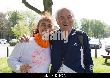 Cottingham, UK. 30. April 2017. Dove House Sponsored Walk - Geldbeschaffung um Taube Haus Hospiz, eine Wohltätigkeitsorganisation, die Betreuung von unheilbar kranken Patienten zu unterstützen. Bildnachweis: Matthew Appleyard/Alamy Live-Nachrichten Stockfoto