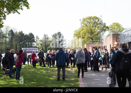 Cottingham, UK. 30. April 2017. Dove House Sponsored Walk - Geldbeschaffung um Taube Haus Hospiz, eine Wohltätigkeitsorganisation, die Betreuung von unheilbar kranken Patienten zu unterstützen. Bildnachweis: Matthew Appleyard/Alamy Live-Nachrichten Stockfoto