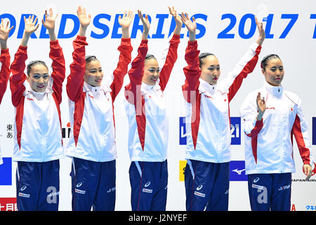 Tokio, Japan. 30. April 2017. Team Japan (JPN) Synchronschwimmen zu gruppieren: die 93. Japan synchronisiert Swimming Championships Open 2017 Frauen Team Award Ceremony am Tatsumi International Pool in Tokio, Japan. Bildnachweis: AFLO SPORT/Alamy Live-Nachrichten Stockfoto