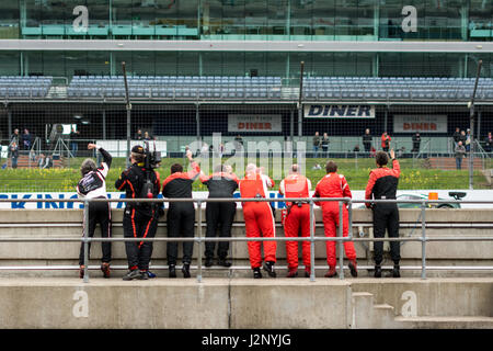 Corby, Northamptonshire, UK. 30. April 2017. Britische GT Rennteam Team Geist Rennen SA feiert während der britischen GT-Meisterschaft in Rockingham Motor Speedway (Foto: Gergo Toth / Alamy Live News) Stockfoto