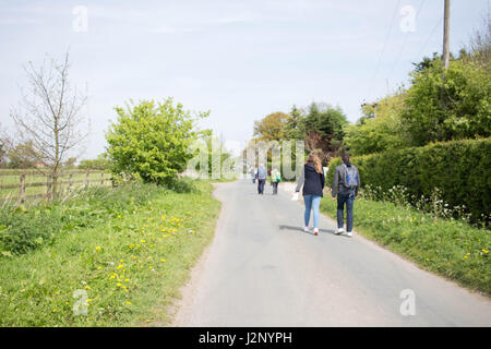 Cottingham, UK. 30. April 2017. Dove House Sponsored Walk - Geldbeschaffung um Taube Haus Hospiz, eine Wohltätigkeitsorganisation, die Betreuung von unheilbar kranken Patienten zu unterstützen. Bildnachweis: Matthew Appleyard/Alamy Live-Nachrichten Stockfoto