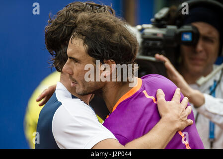 Barcelona, Katalonien, Spanien. 30. April 2017. AFAEL NADAL (ESP) umarmt mit DOMINIC THIEM (AUT) für seinen 10. Titel nach dem Finale in Barcelona Open Banc Sabadell Kredit: Matthias Oesterle/ZUMA Draht/Alamy Live News Stockfoto