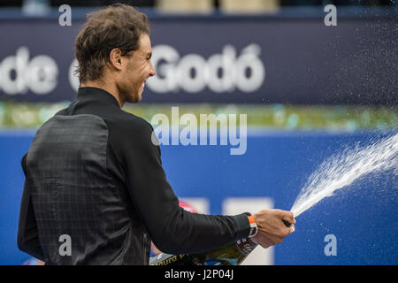 Barcelona, Katalonien, Spanien. 30. April 2017. AFAEL NADAL (ESP) Witze mit Champagner während der Zeremonie für seinen 10. Titel an die "Barcelona Open Banc Sabadell" nach dem Sieg im Endspiel gegen Dominic Thiem Credit: Matthias Oesterle/ZUMA Draht/Alamy Live News Stockfoto