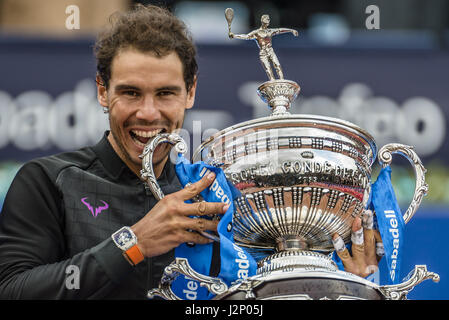 Barcelona, Katalonien, Spanien. 30. April 2017. AFAEL NADAL (ESP) beißt die Trophäe für seine 10. Titel bei den "Barcelona Open Banc Sabadell" nach dem Sieg im Endspiel gegen Dominic Thiem Credit: Matthias Oesterle/ZUMA Draht/Alamy Live News Stockfoto