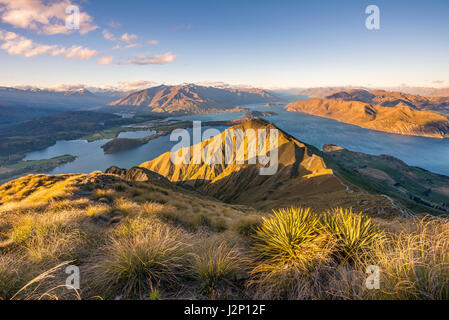 Blick auf Berge und See, Roys Peak, abends Licht, Lake Wanaka, Südalpen, Region Otago und Southland, Neuseeland Stockfoto