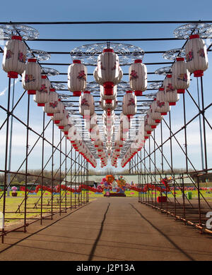 Solvay, New York, USA. 26. April 2017. Die New York State chinesische Laternenfest an der State Fairgrounds in Solvay, New York. Beleuchtete LED-displays Stockfoto