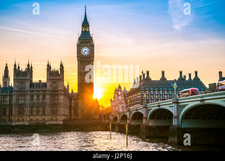 Big Ben Gegenlicht, Sonnenuntergang, Houses of Parliament, Westminster Bridge, Themse, City of Westminster, London, London Region, England Stockfoto