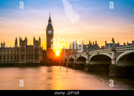 Big Ben Gegenlicht, Sonnenuntergang, Houses of Parliament, Westminster Bridge, Themse, City of Westminster, London, London Region, England Stockfoto