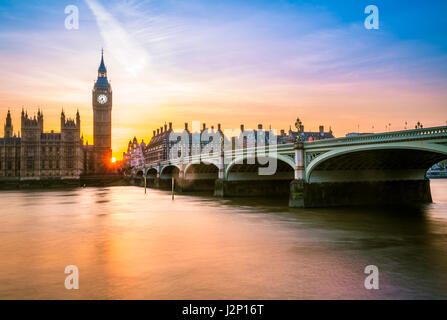 Big Ben Gegenlicht, Sonnenuntergang, Houses of Parliament, Westminster Bridge, Themse, City of Westminster, London, London Region, England Stockfoto