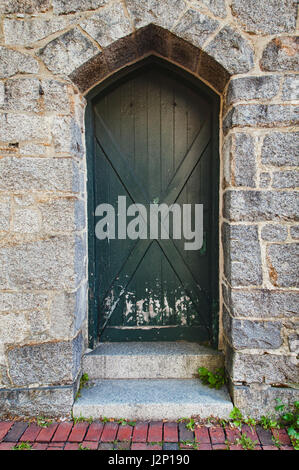 Grüne Tür in der St.-Petri Kirche in Salem, Massachusetts. Stockfoto