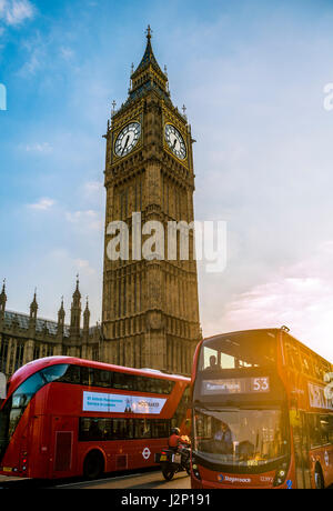 Roten Doppeldecker-Bus vor Big Ben, Houses of Parliament, Hintergrundbeleuchtung, abends Licht, City of Westminster, London Stockfoto