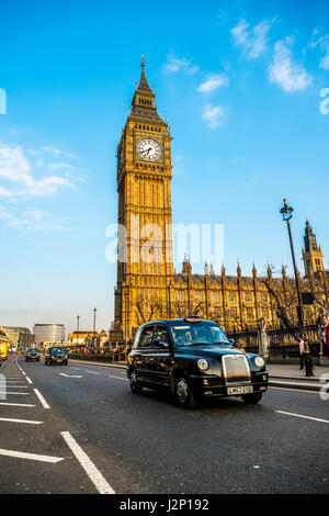 Schwarzes Taxi vor der Big Ben, Houses of Parliament, City of Westminster, London, London Region, England, Vereinigtes Königreich Stockfoto