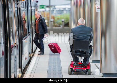 Transport nach Edinburgh, Straßenbahnen, Mobility Scooter, Disability, George Deeks Stockfoto