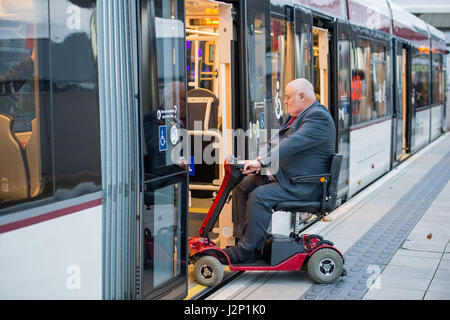 Transport nach Edinburgh, Straßenbahnen, Mobility Scooter, Disability, George Deeks Stockfoto