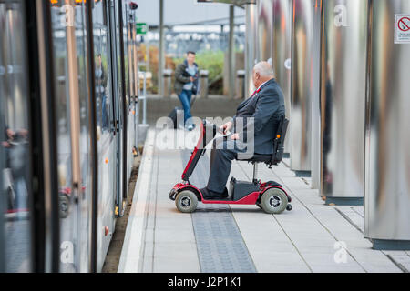 Transport nach Edinburgh, Straßenbahnen, Mobility Scooter, Disability, George Deeks Stockfoto