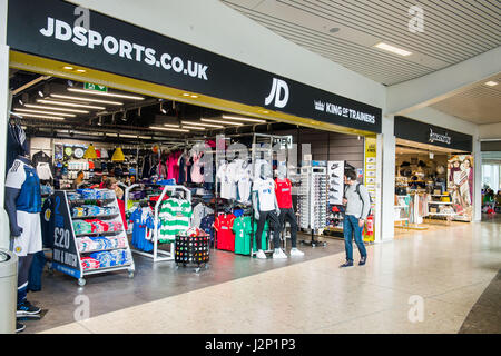 Die Eröffnung des Flughafens Edinburgh feiert die Eröffnung von vier neuen Einzelhandelseinheiten, WH Smith, Superdrug, JD Sports und Accessoriz Stockfoto