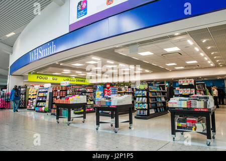 Die Eröffnung des Flughafens Edinburgh feiert die Eröffnung von vier neuen Einzelhandelseinheiten, WH Smith, Superdrug, JD Sports und Accessoriz Stockfoto