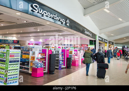 Fotograf Ian Georgeson 07921 567360 Edinburgh Flughafen geöffnet feiern Eröffnung vier neue Einzelhandelsflächen, WH Smith, Superdrug, JD Sports und Accessoriz Stockfoto