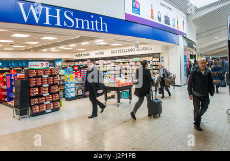 Die Eröffnung des Flughafens Edinburgh feiert die Eröffnung von vier neuen Einzelhandelseinheiten, WH Smith, Superdrug, JD Sports und Accessoriz Stockfoto