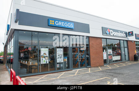 Motherwell Greggs Ladeneröffnung, Deputy Lieutenant und Shop Manager schneiden Band zu Büro Stockfoto