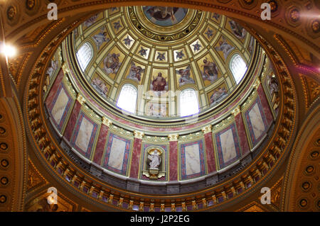 St.-Peters-Basilika in Budapest Ungarn. Die bemalte, reich verzierten Kuppel hat viel religiöse Ikonographie Stockfoto