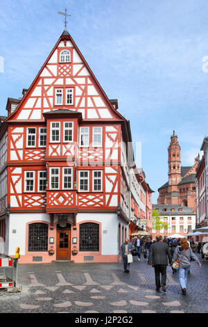 Mainz, Deutschland - 20. April 2013: Straße und Fachwerkhaus in der alten Stadt von Mainz Stockfoto