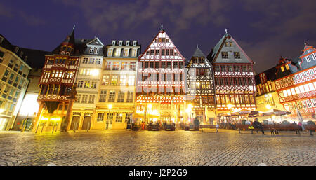 Frankfurt Am Main, Deutschland - 19. April 2013: Fachwerkhäuser der Romer Platz in Frankfurt Am Main in der Nacht. Weitwinkeleinstellung Stockfoto