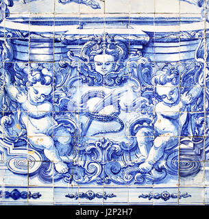 Porto, Portugal - 13. Mai 2012: Detail des traditionellen portugiesischen eigelegten Azulejo an Außenwand der Kirche Capela Das Almas De Santa Catarina in Po Stockfoto