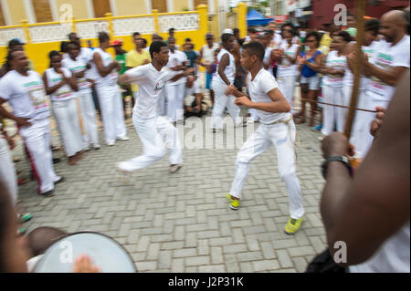 SALVADOR, Brasilien - 2. Februar 2016: Junge Brasilianer beteiligen sich an einem Capoeira-Kreis während ein Straßenfest. Stockfoto