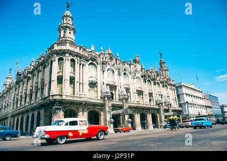 Havanna - 14. Juni 2011: Klassische amerikanische Autos als taxis fahren vor der hellen Blick auf das Wahrzeichen große Theater von Havanna. Stockfoto