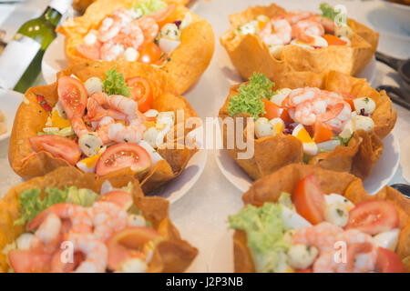 Köstliche Shrimps-Salat in Tortilla-Schale mit Tomaten, Salat und gekochtem Ei Stockfoto