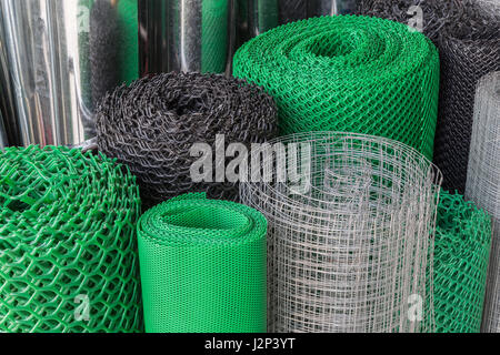 Rollen von Plastice und Stahl Draht mesh in verschiedenen Größen und Mustern Stockfoto