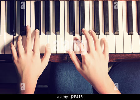 Weibliche Hände spielen Klavier mit hohem Kontrast, Vintage und Retro-look hinzugefügt Stockfoto