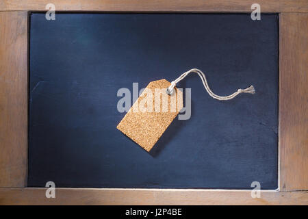 Einzigen Kork Hangtag an Holz gerahmten Tafel, Platz für text Stockfoto