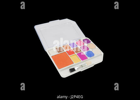 Closeup, bunten Lidschatten und Pinsel auf Palette, isoliert Stockfoto
