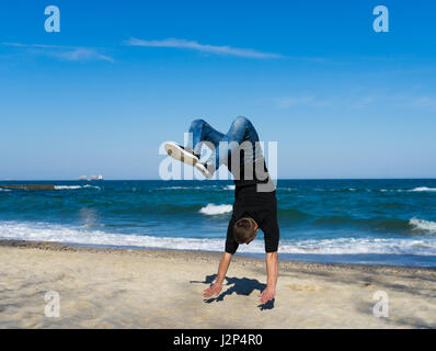 junge Parkour Mann tut Flip oder Salto Stockfoto