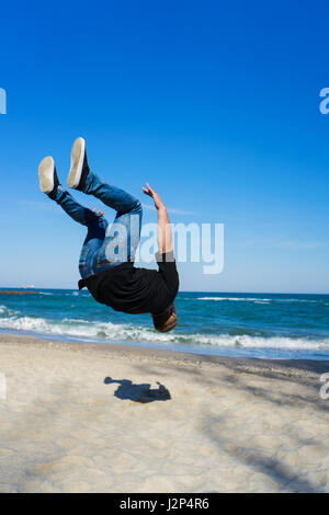 junge Parkour Mann tut Flip oder Salto Stockfoto