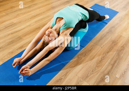 Zwei junge Sportlerinnen im Fitness-Studio Stockfoto