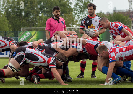 ZAGREB, Kroatien - 29. April 2017: Rugby Europapokal der Nationen Kroatien vs. Malta. Spieler begegnen einander. Stockfoto