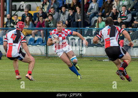 ZAGREB, Kroatien - 29. April 2017: Rugby Europapokal der Nationen Kroatien vs. Malta. Spieler mit dem Ball laufen. Stockfoto